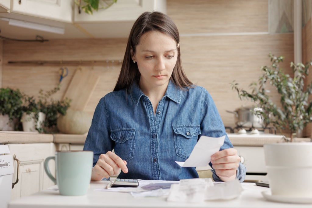 portrait-young-woman-using-mobile-phone-while-sitting-table.jpg чек